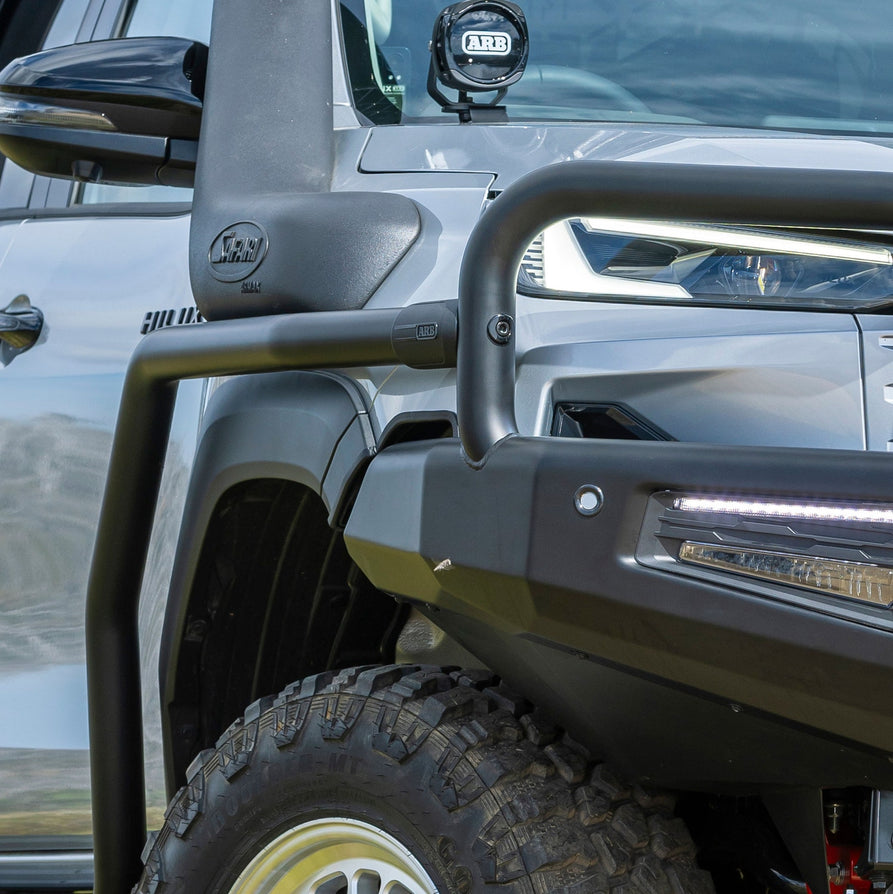 ARB Side Step and Front Rail, with Aluminium Tread Plate Suitable For Toyota Hilux – B03564