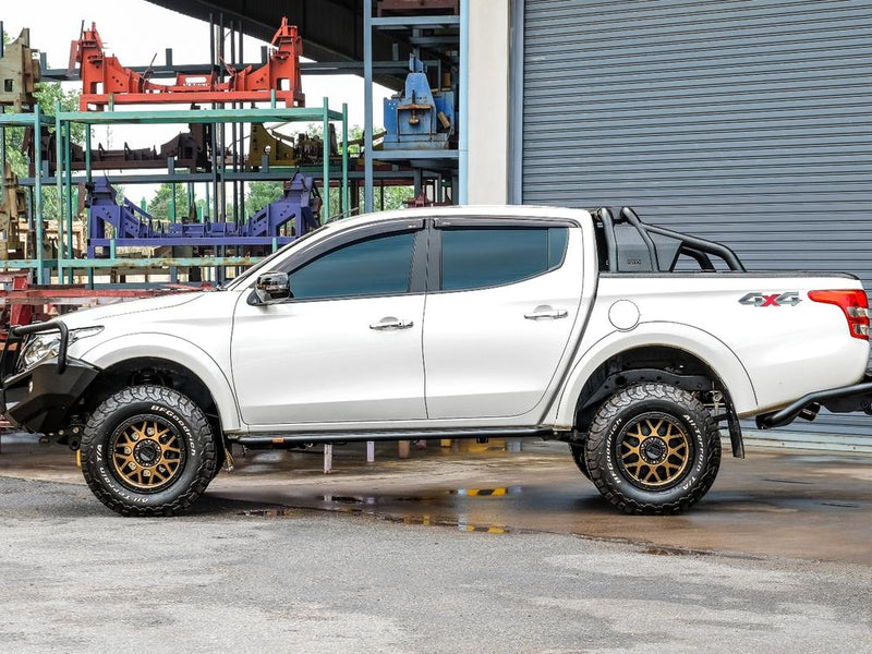 Full side profile of Mitsubishi Pajero Sport with PIAK Elite Loop Bar installed