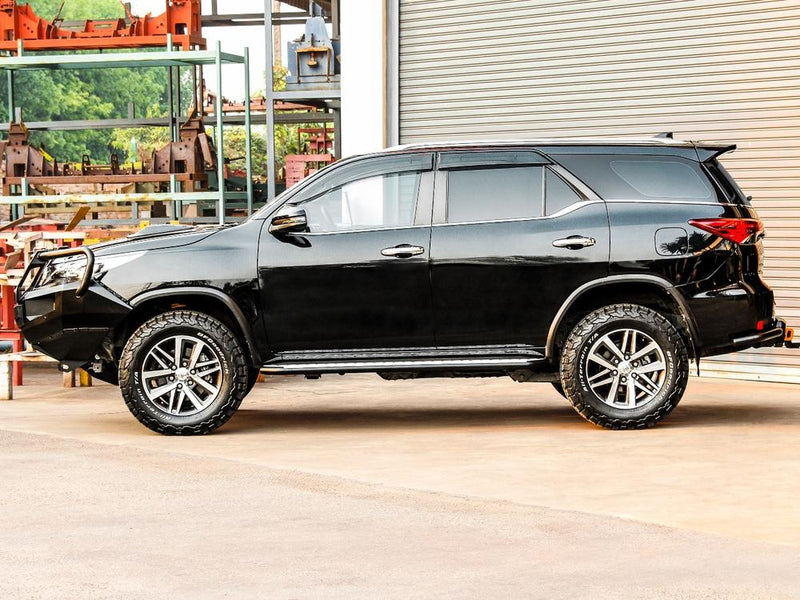 Full side profile of Toyota Fortuner GUN156R with PIAK Elite Loop Bar installed