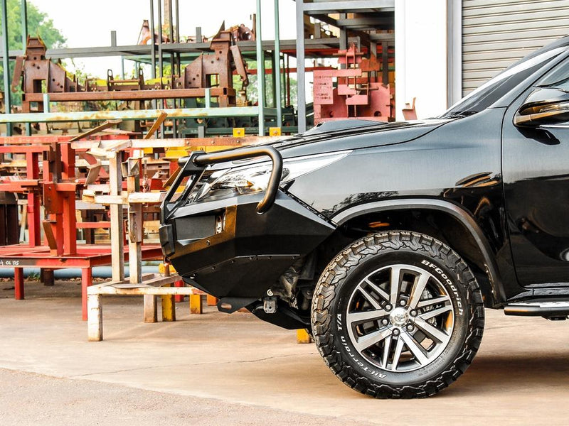 Angled side view of Toyota Fortuner GUN156R fitted with PIAK Elite Loop Bar.